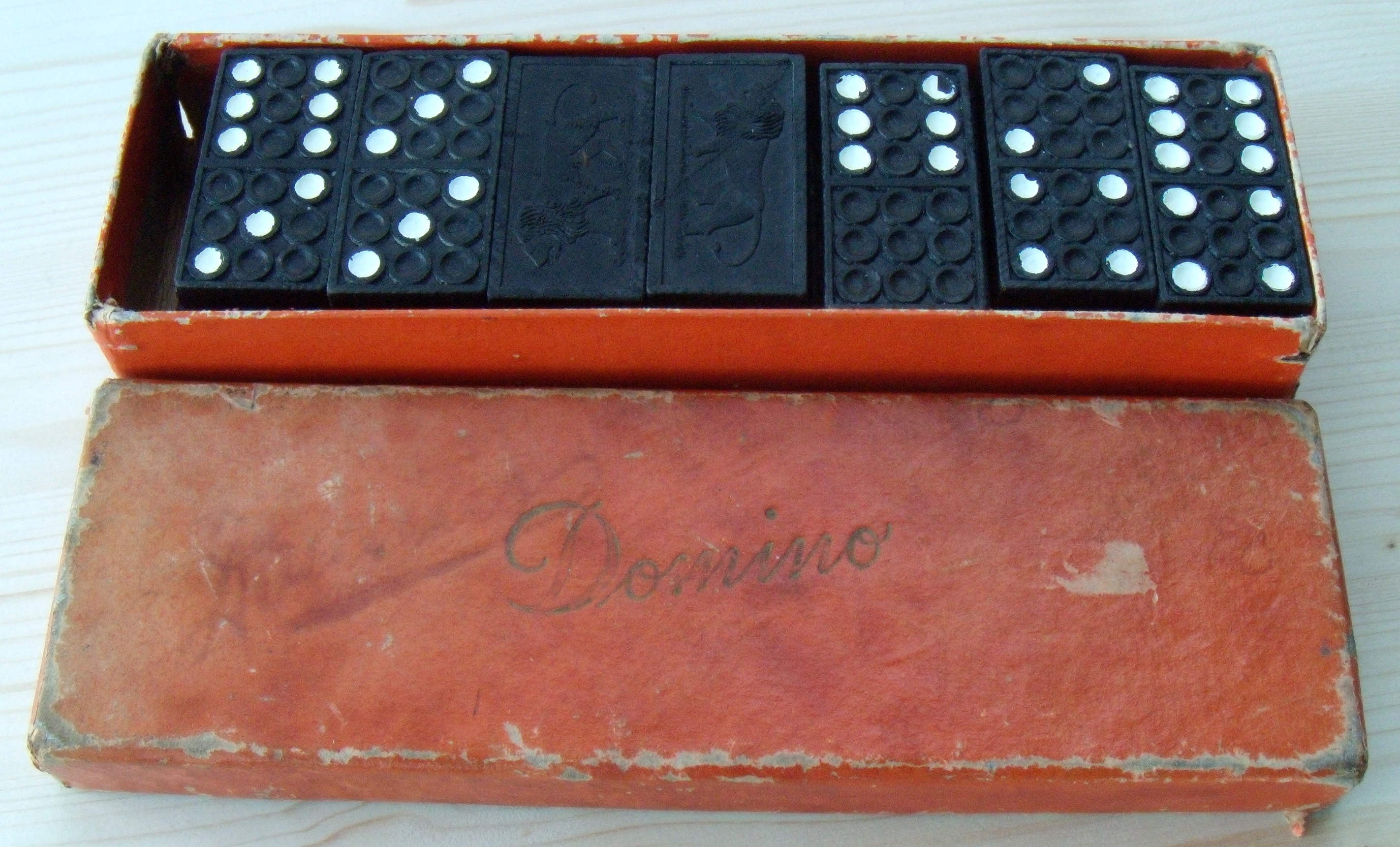 Domino: Rood kartonnen doosje