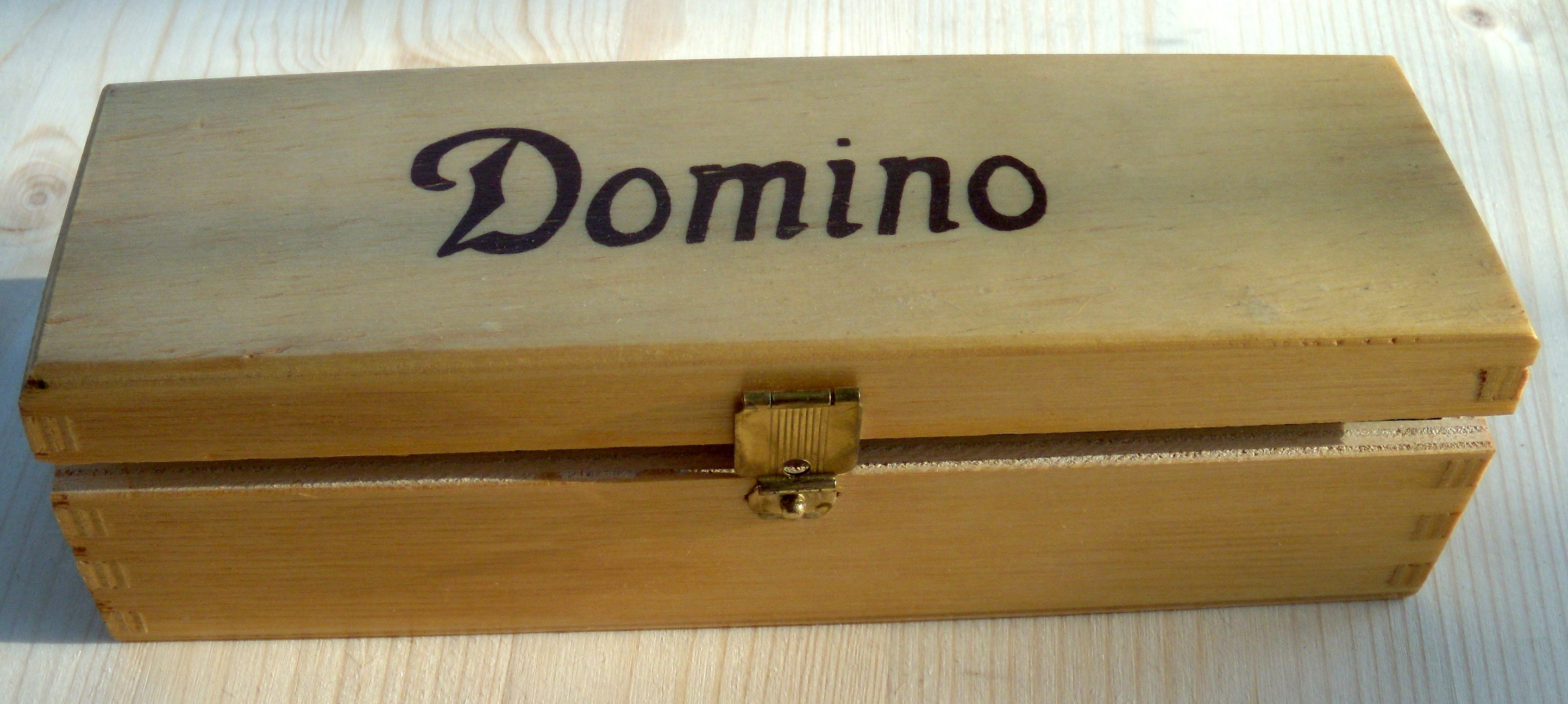 Domino: Houten kistje