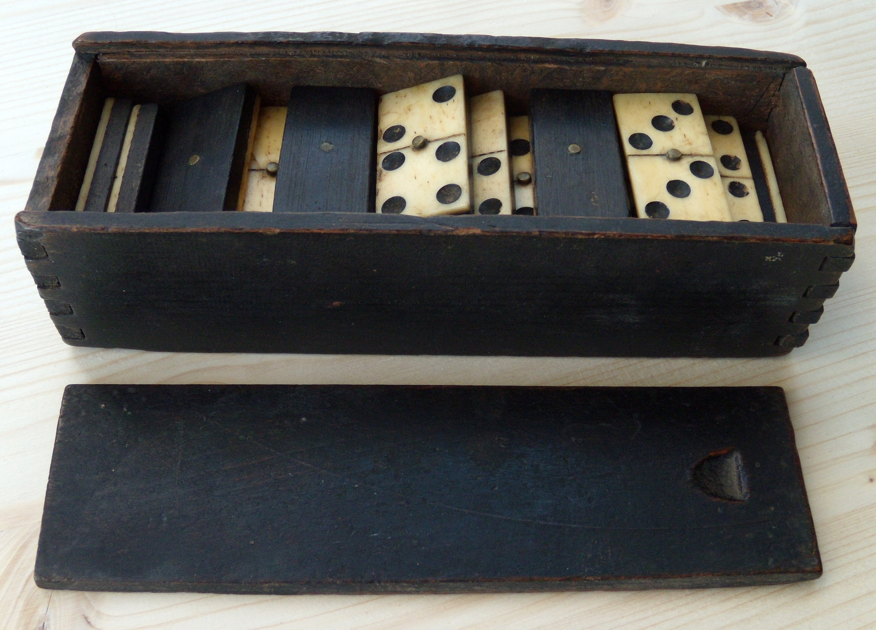 Domino: Donker houten doosje